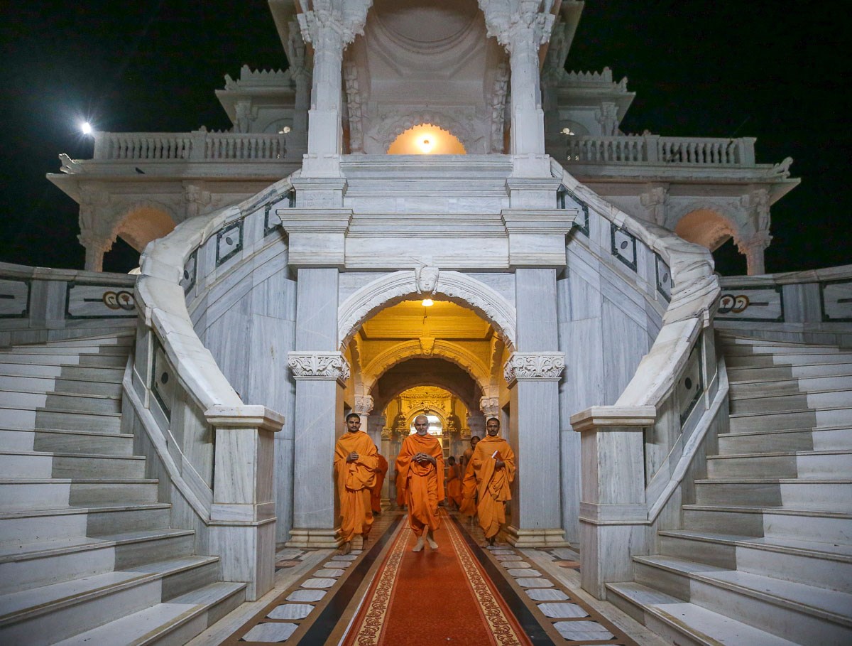 Swamishri after darshan in Rang Mandapam