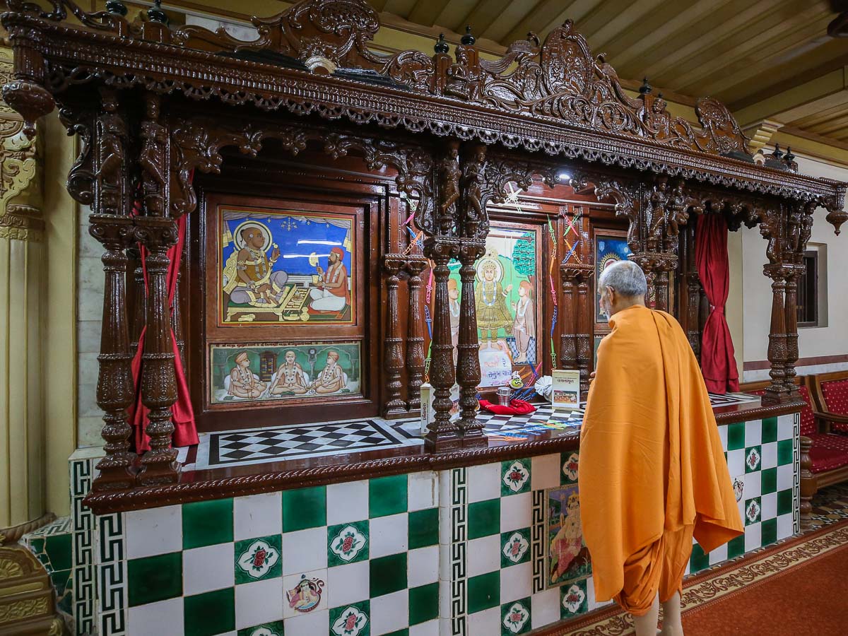 Swamishri doing darshan of Thakorji in the sabha mandap