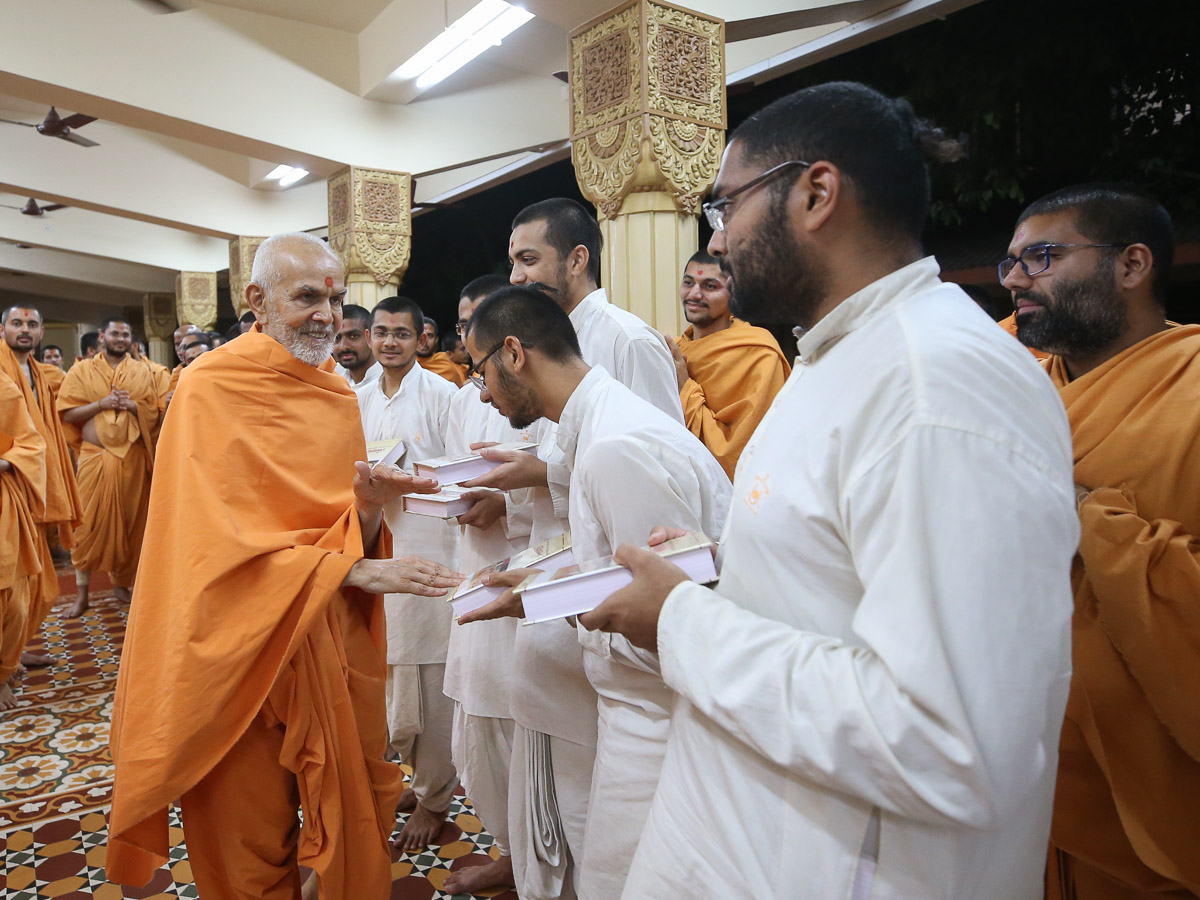 Swamishri blesses sadhaks