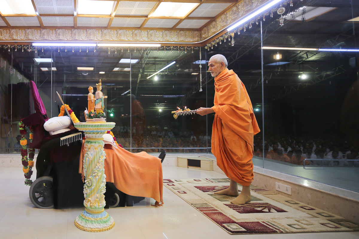 Swamishri performs the evening arti in the Pramukh Mandiram