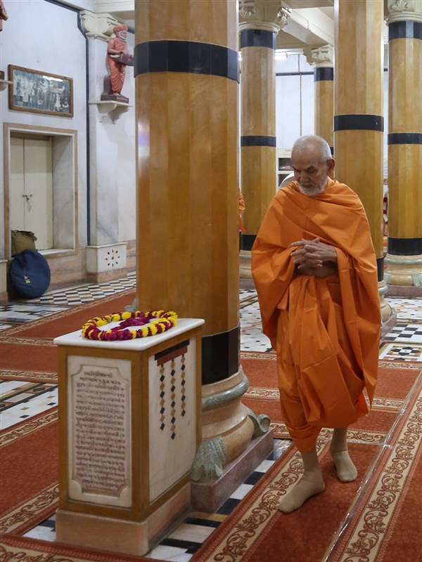 Swamishri performs pradakshina of holy charnarvind of Bhagwan Swaminarayan