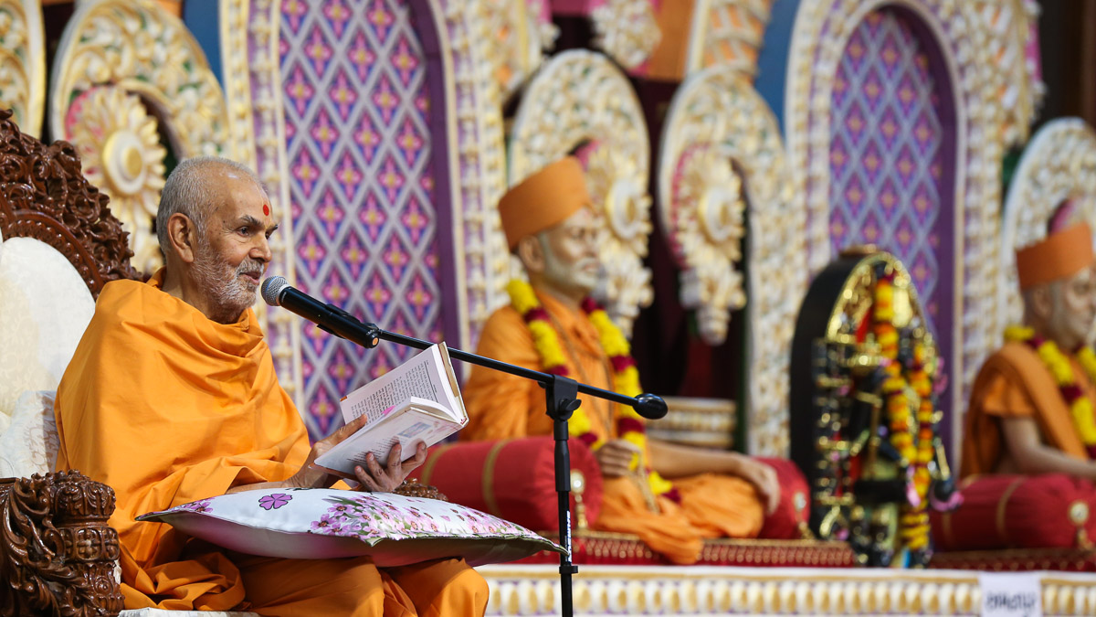 Swamishri discourses on the Vachanamrut in the assembly
