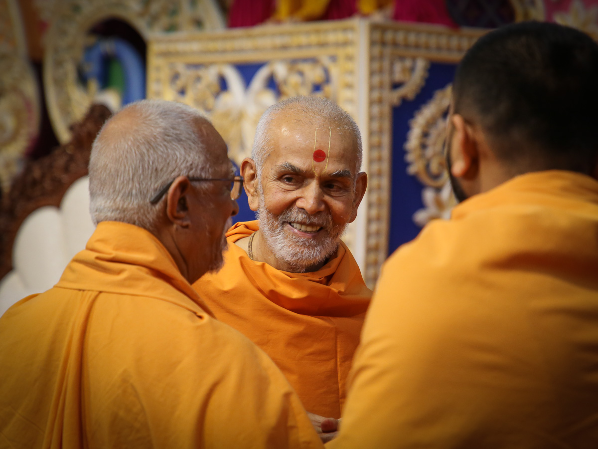 Swamishri in conversation with Pujya Swayamprakash Swami (Doctor Swami)