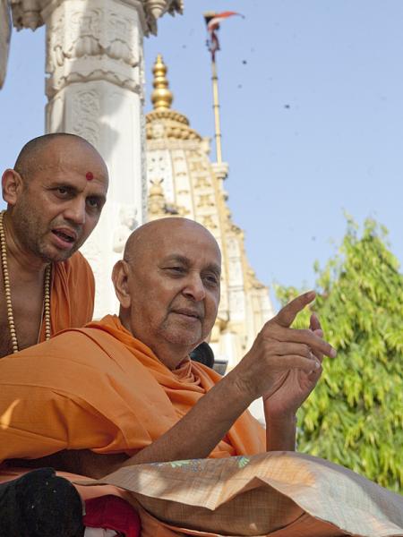  Swamishri responds to devotees