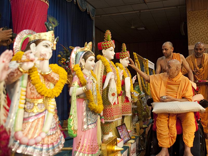  Swamishri performs pujan of murtis	