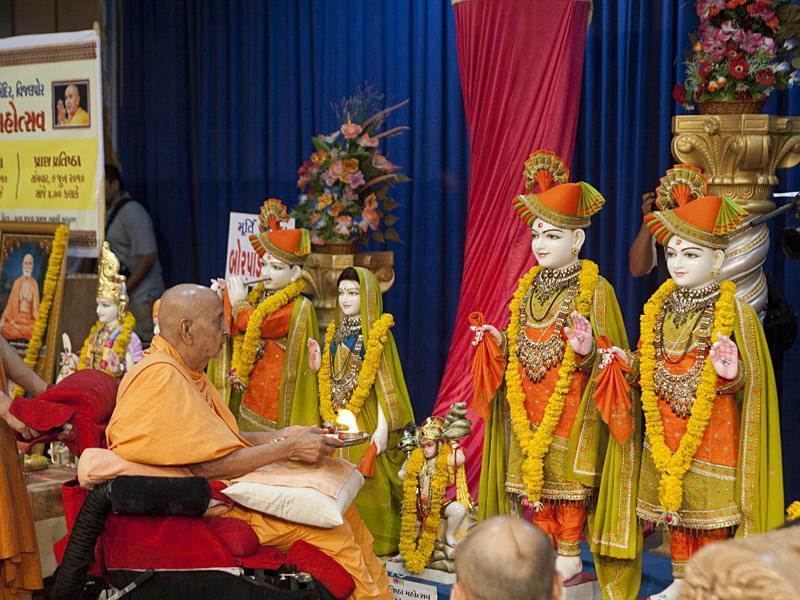  Swamishri performs murti-pratishtha arti	