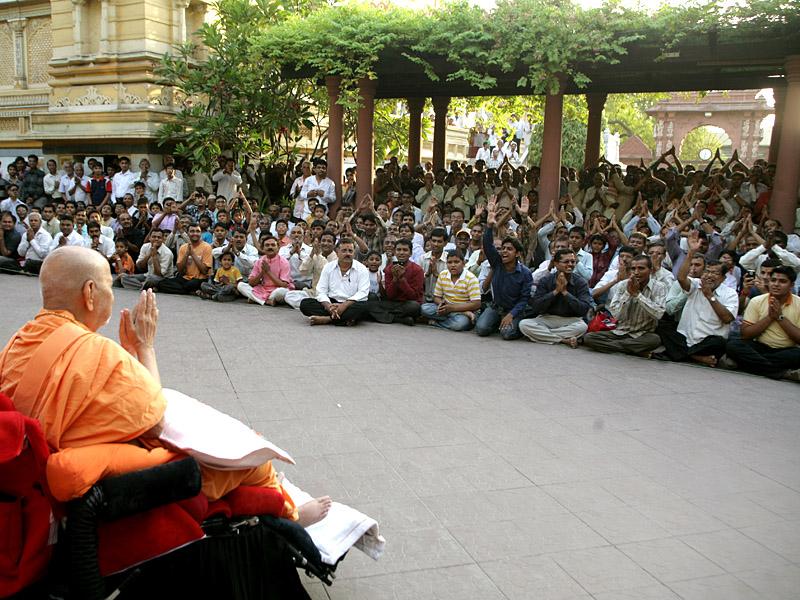  Swamishri bids Jai Swaminarayan to all