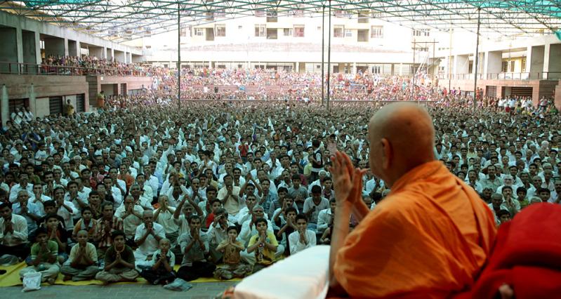  Swamishri bids Jai Swaminarayan to all