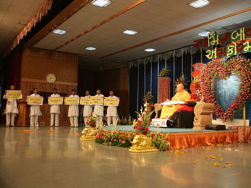  An evening Bal Din cultural program presentation before Swamishri
