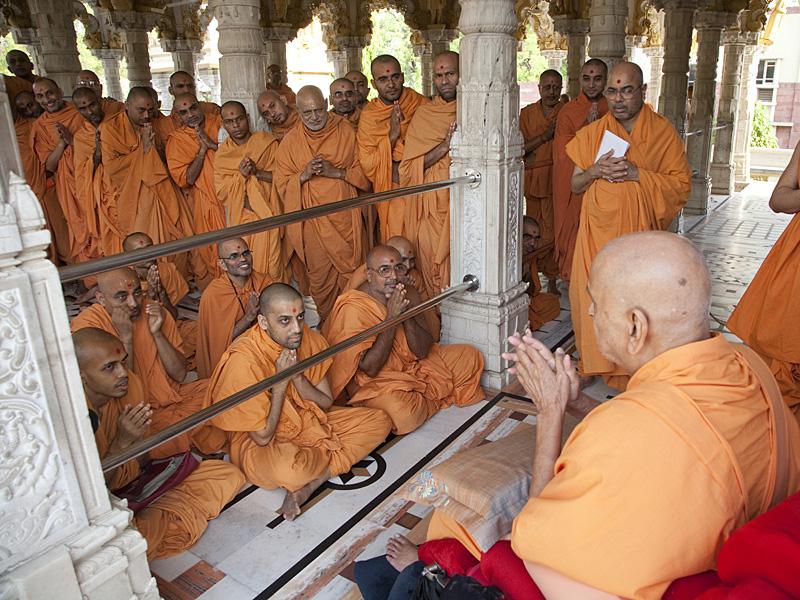  Swamishri bids Jai Swaminarayan to sadhus