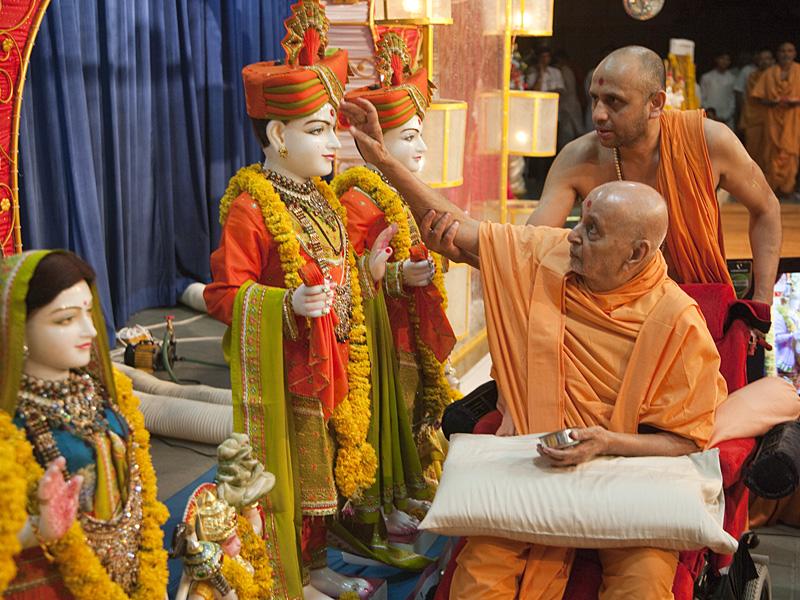  Swamishri performs pujan of murtis	