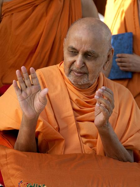  Swamishri's divine gestures