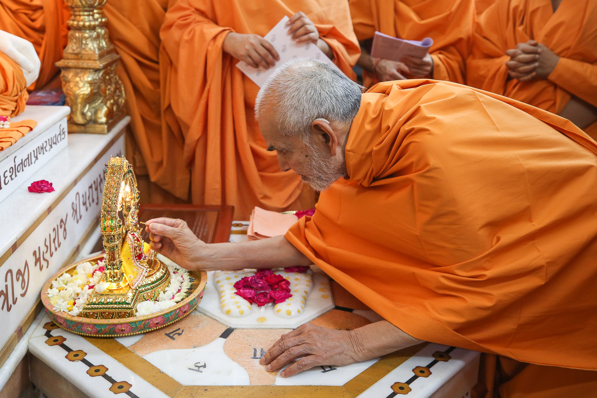Swamishri performs pujan of Shri Harikrishna Maharaj on the morning of Shri Swaminarayan Jayanti