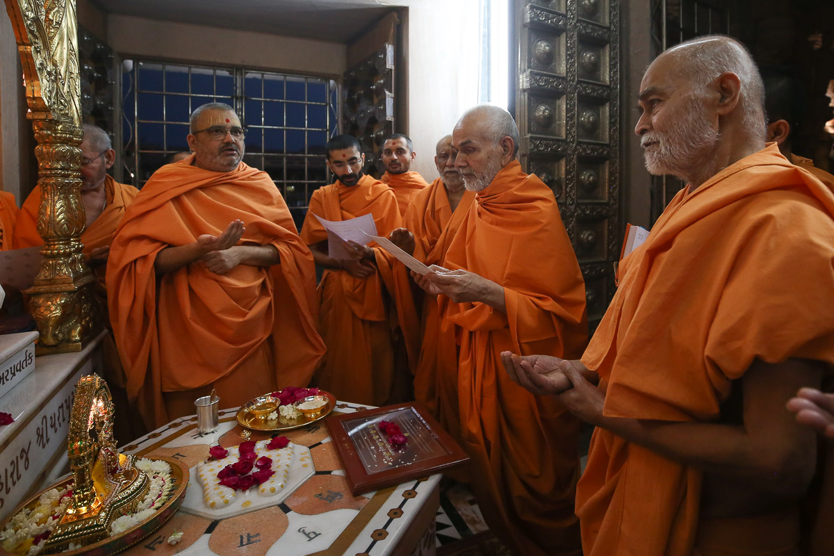 Swamishri recites the Swaminarayan Ashray Dikshamantra and swamis repeat it