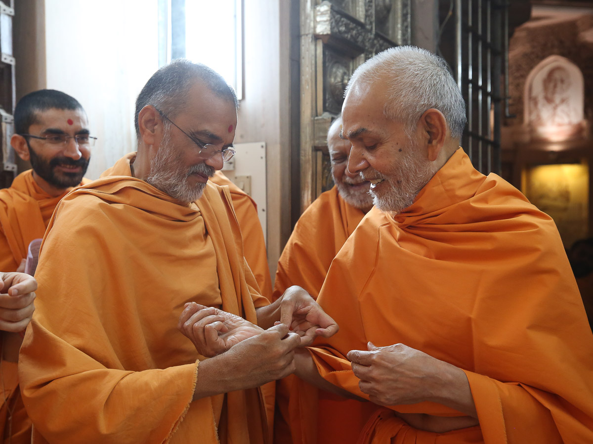 Narayanmuni Swami ties a nadachhadi on Swamishri