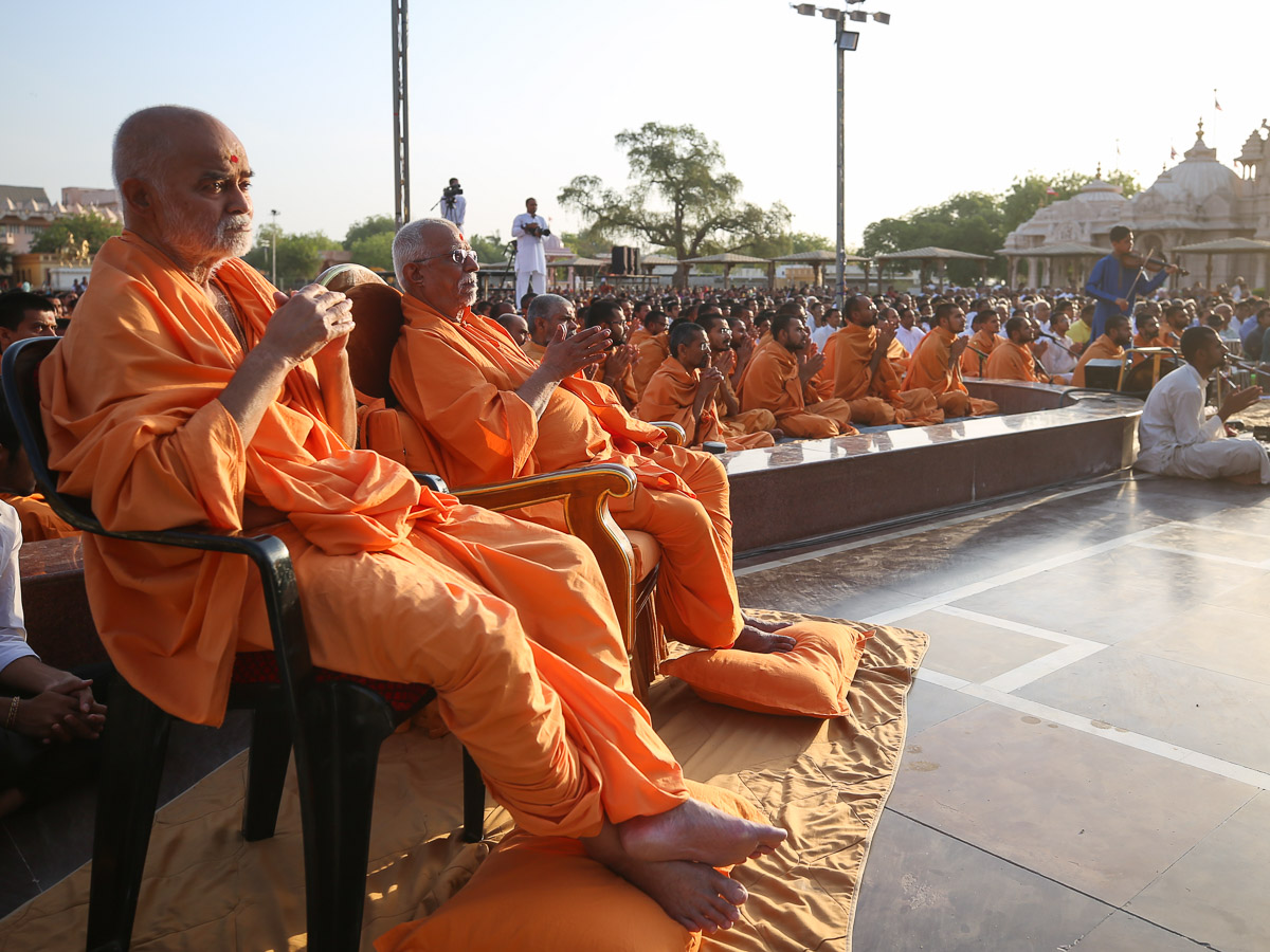 Pujya Swayamprakash Swami (Doctor Swami) and Bhagwatpriya Swami doing Swamishri's darshan