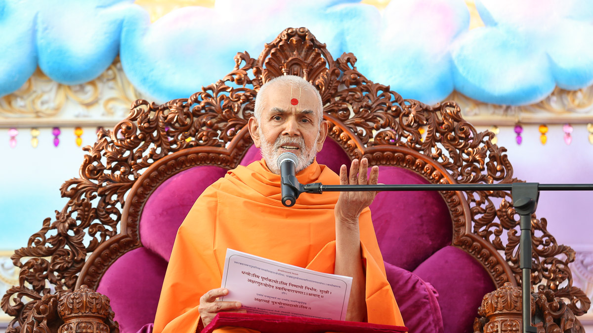 Swamishri recites the Swaminarayan Ashray Dikshamantra