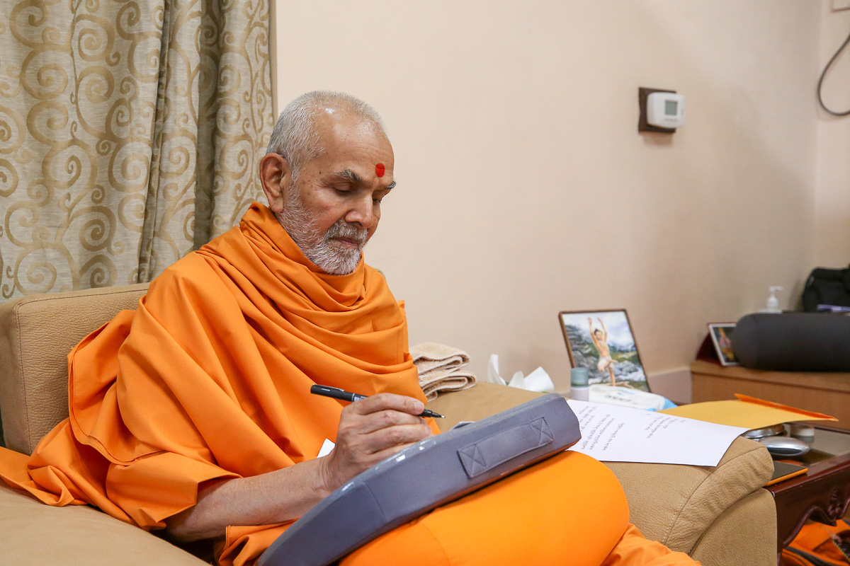 Swamishri replies to the letters of devotees