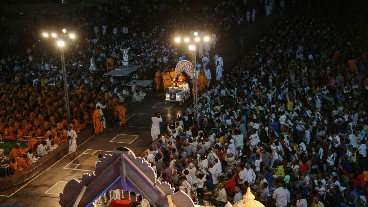 Sadhus and devotees doing darshan of Swamishri
