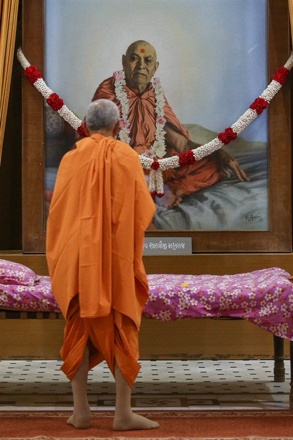 Swamishri doing darshan in the Rang Mandapam