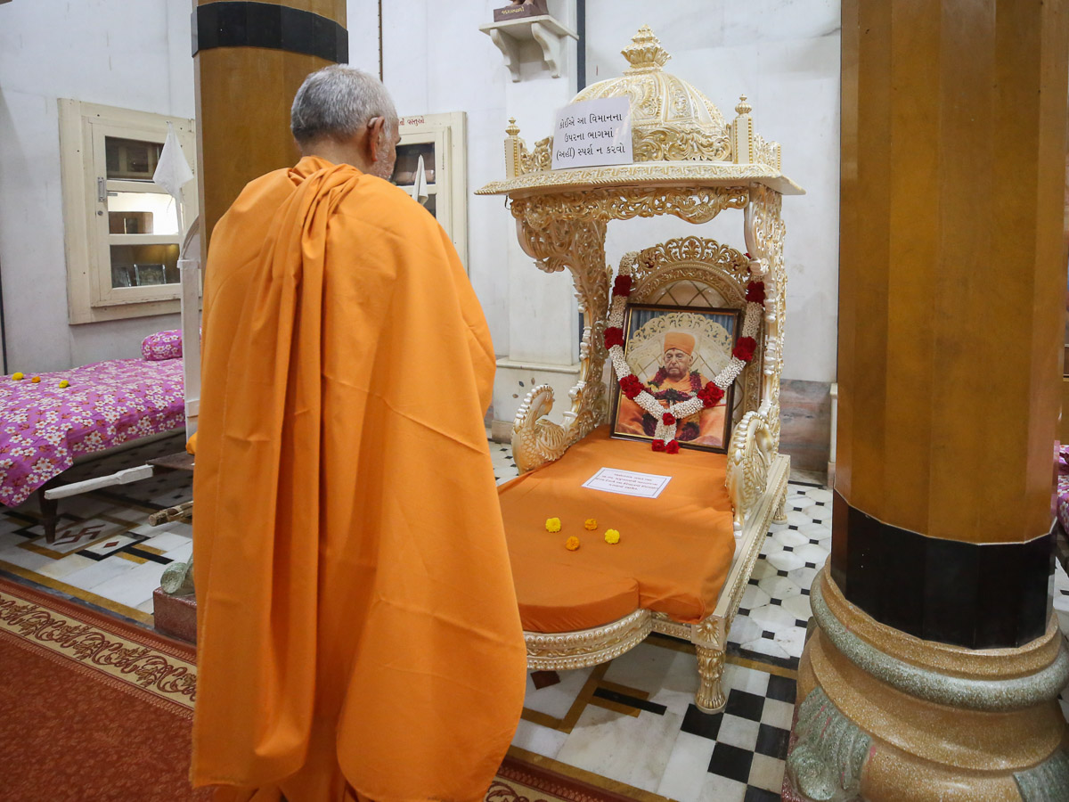 Swamishri doing darshan in the Rang Mandapam