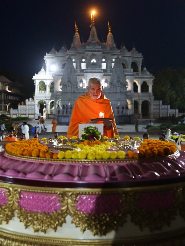 Swamishri performs the arti at Brahmaswarup Pramukh Swami Maharaj's samadhi