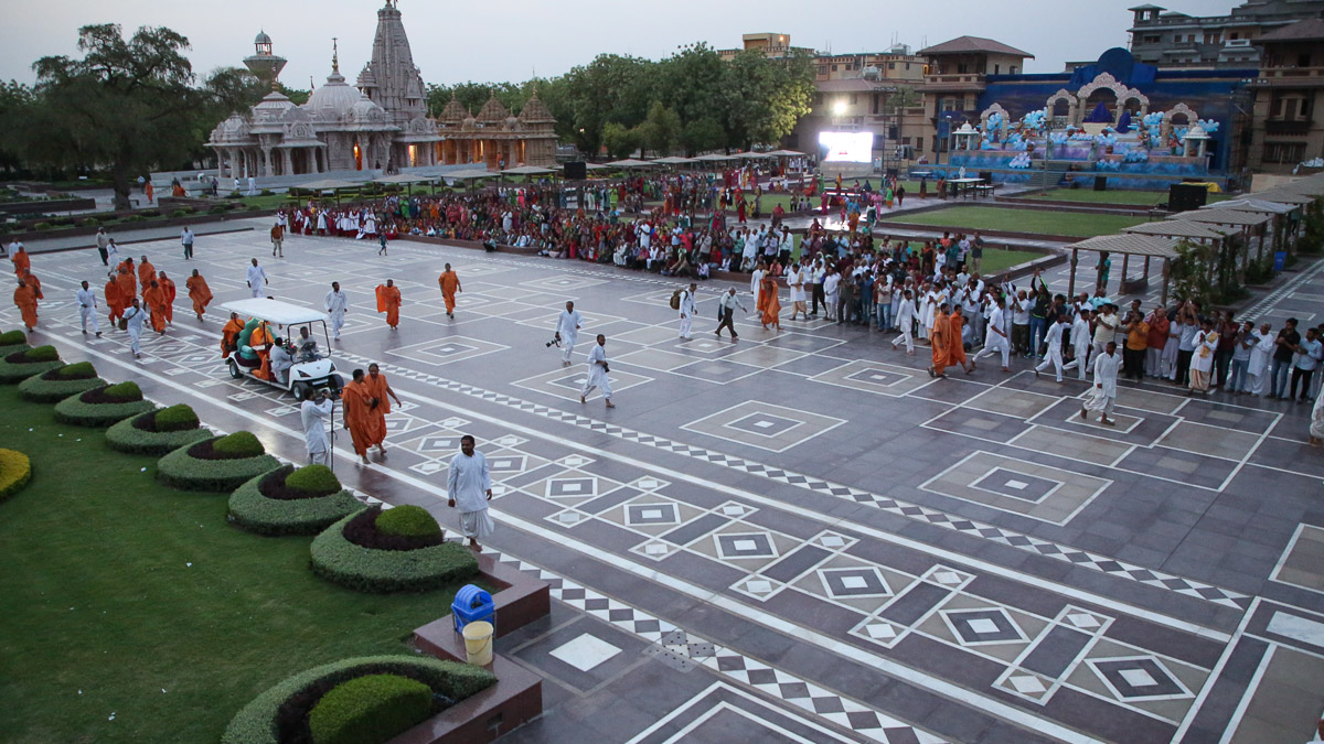 Sadhus and devotees doing darshan of Swamishri in the mandir grounds