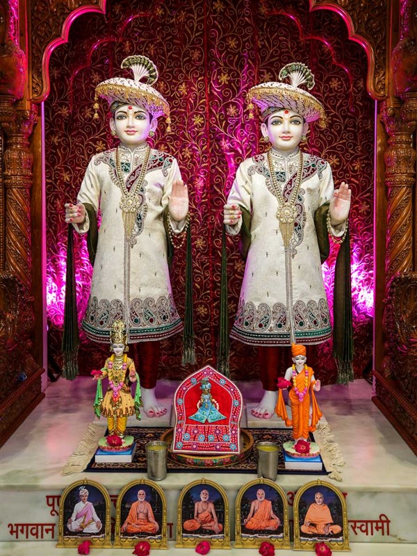 Bhagwan Swaminarayan and Aksharbrahman Gunatitanand Swami, BAPS Shri Swaminarayan Mandir, Gandhinagar