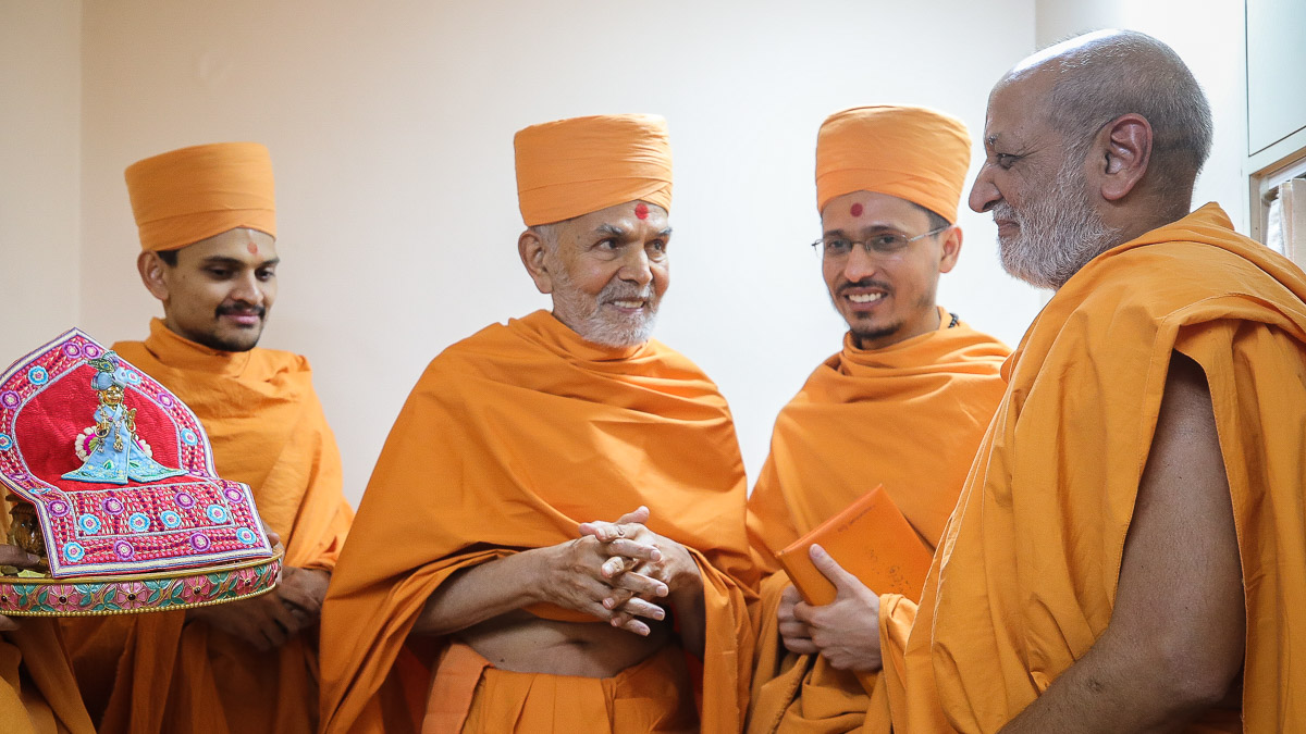 Param Pujya Mahant Swami Maharaj arrives in Gandhinagar
