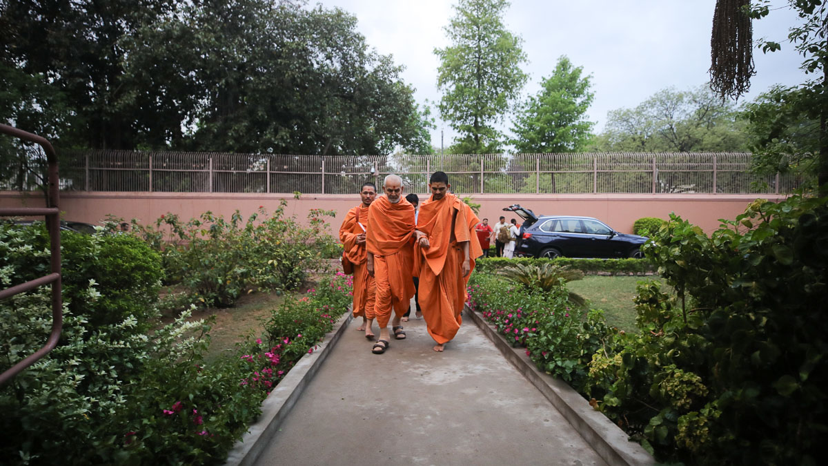 Swamishri arrives at Akshardham