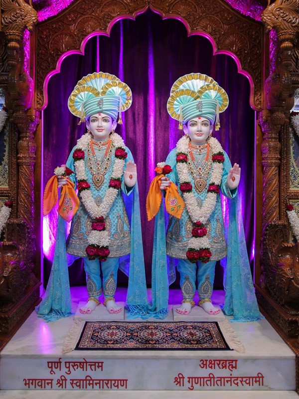 Bhagwan Swaminarayan and Aksharbrahman Gunatitanand Swami, BAPS Shri Swaminarayan Mandir, Gandhinagar