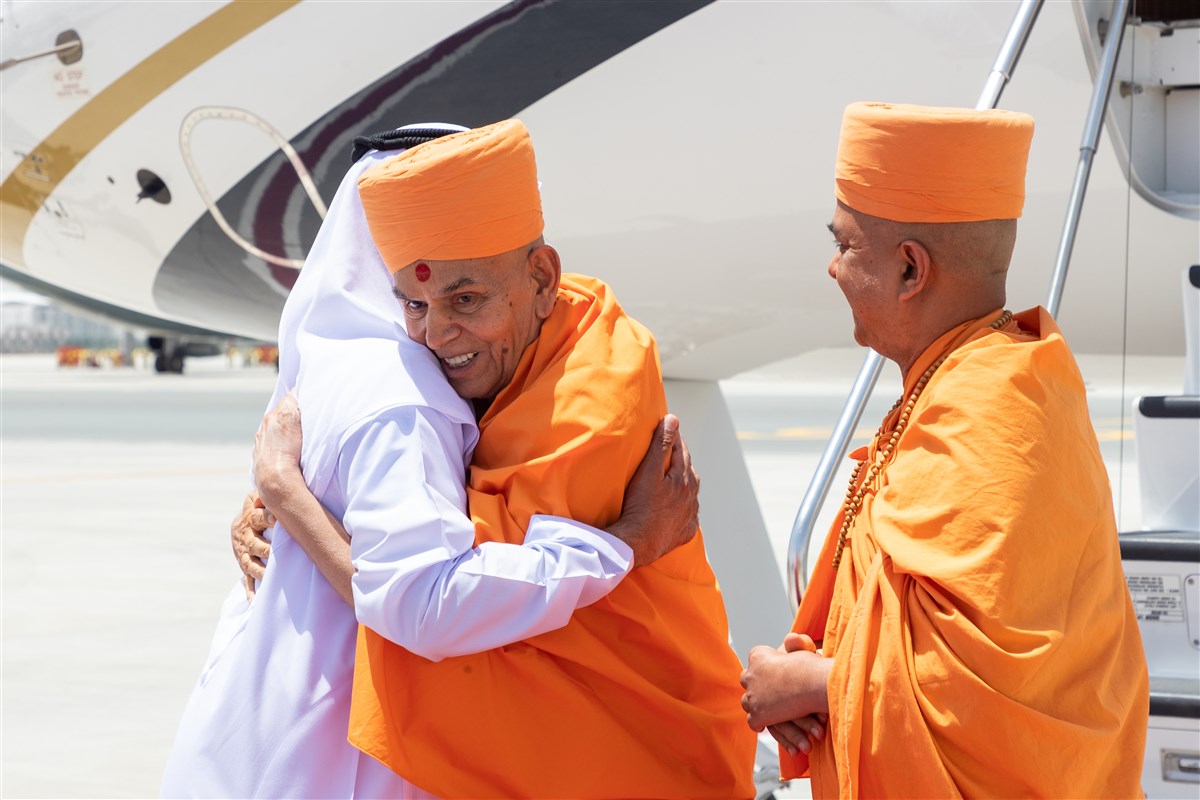 HE Sheikh Nahyan Mabarak Al Nahyan embraces Swamishri