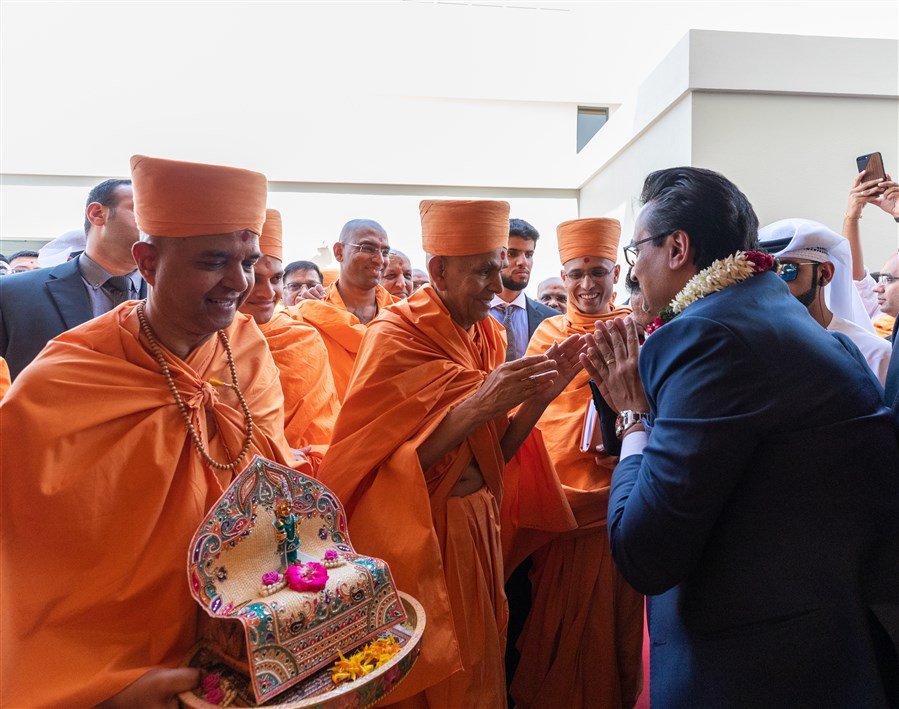 Swamishri blesses Shri Chiragbhai Patel