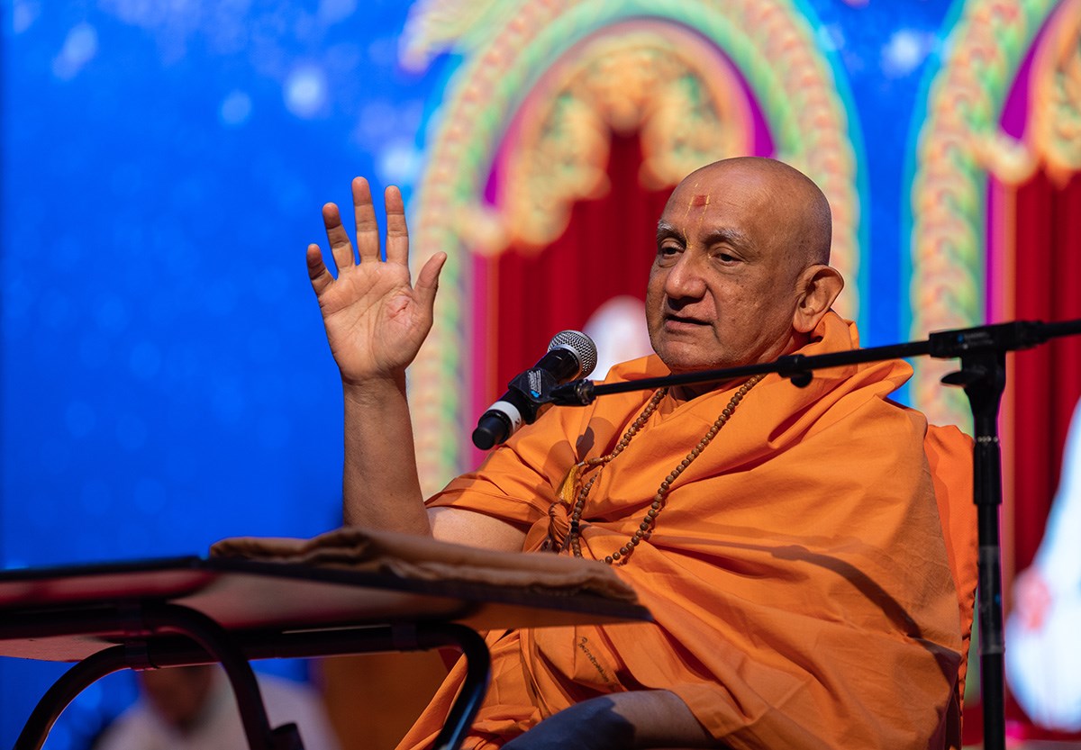 Atmaswarup Swami addresses the morning satsang assembly