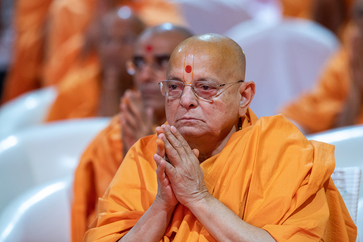 Pujya Ishwarcharan Swami doing darshan of Swamishri