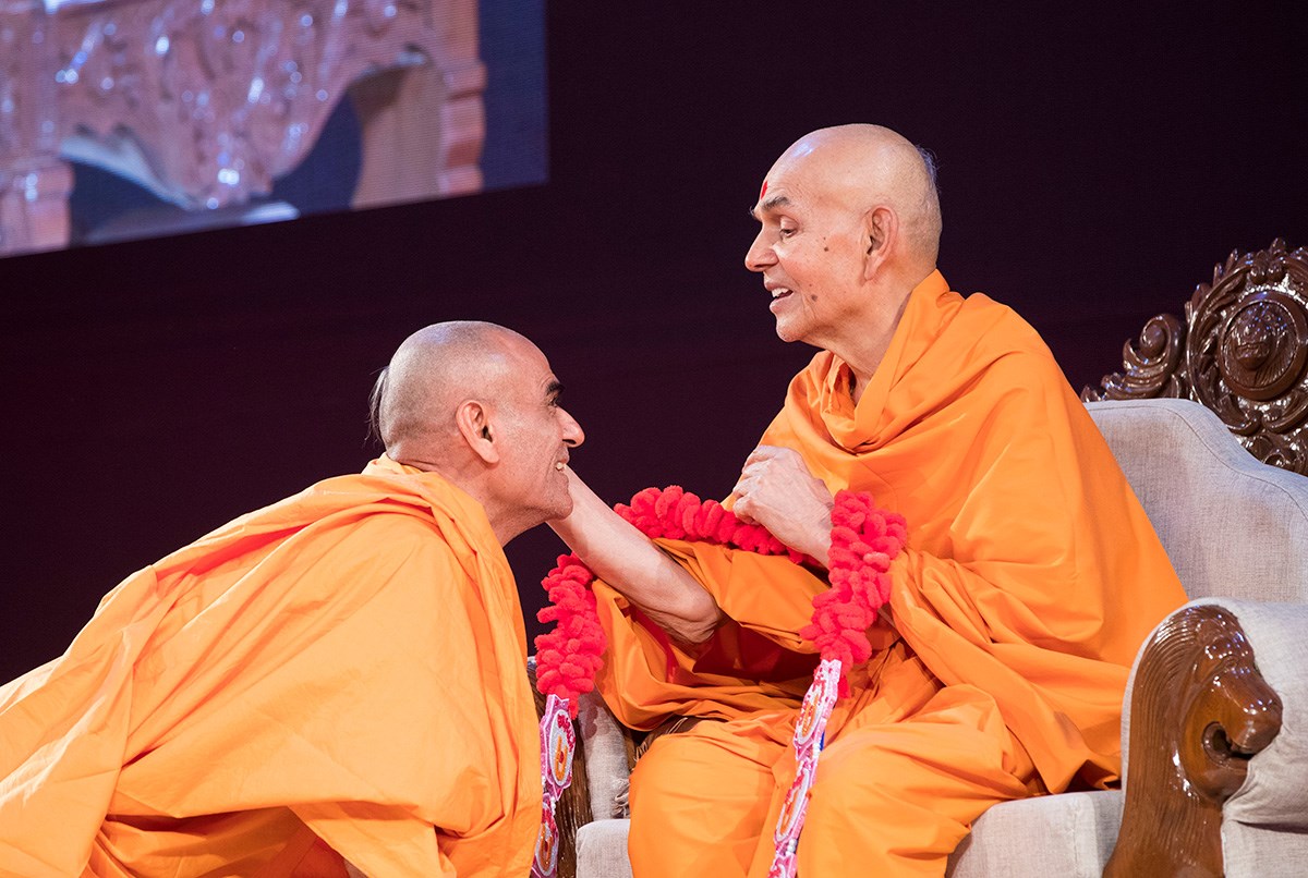 Swamishri converses with Anandswarup Swami