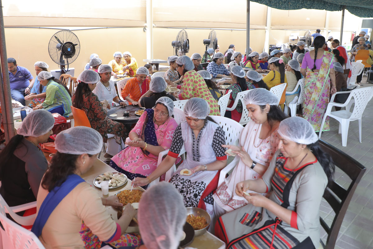 Volunteers doing kitchen seva