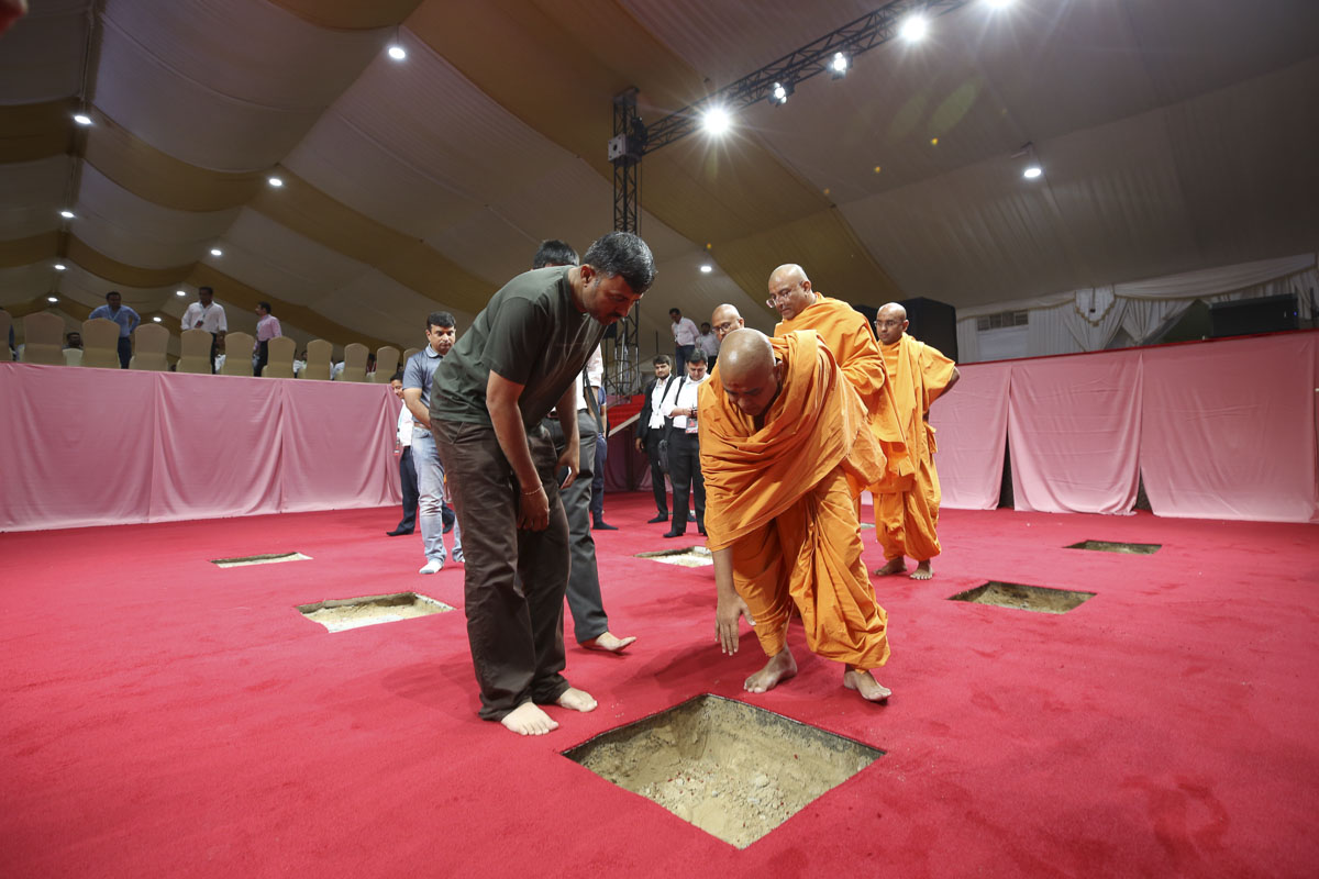 Sadhus and volunteers prepare for the Shilanyas Ceremony