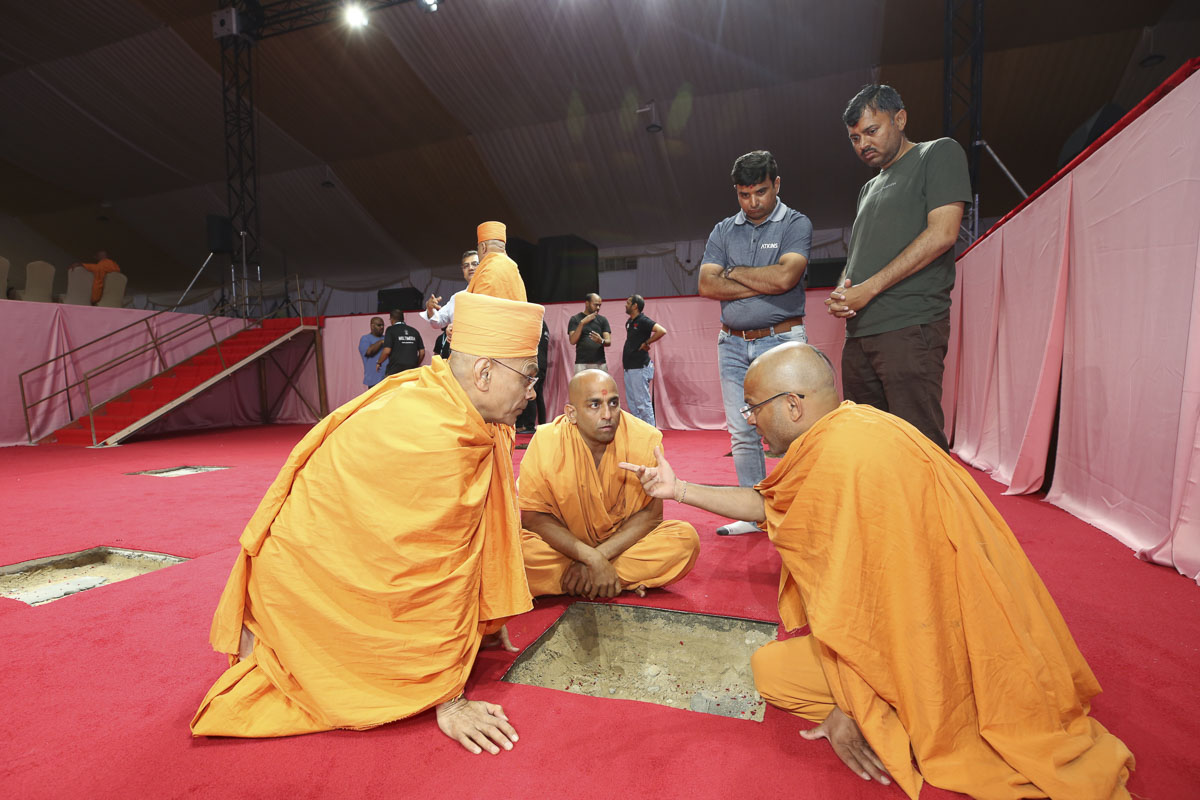 Sadhus and volunteers prepare for the Shilanyas Ceremony