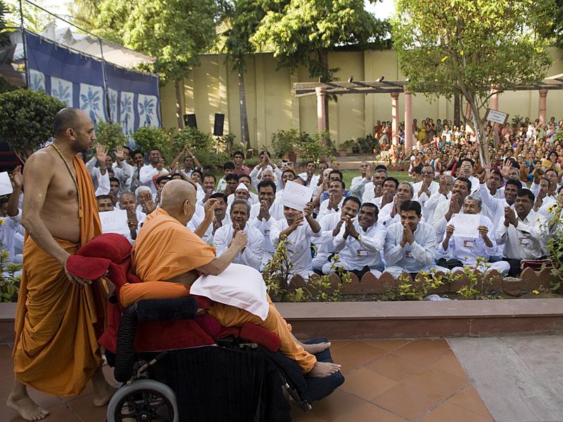  Devotees engaged in Swamishri's darshan
