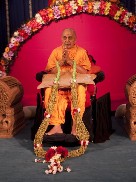  Swamishri is honored with a garland	