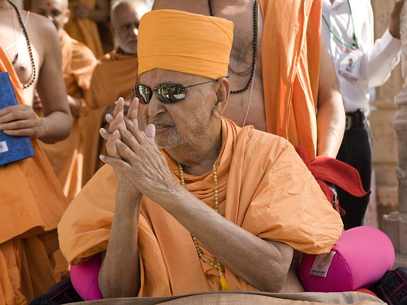  Prior to departing, Swamishri bids Jai Swaminarayan to all