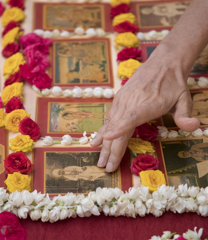 Swamishri engrossed in darshan of Shri Bhagatji Maharaj