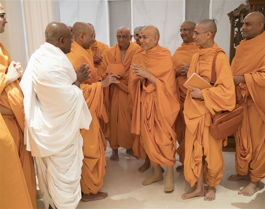 Swamishri converses with sadhus