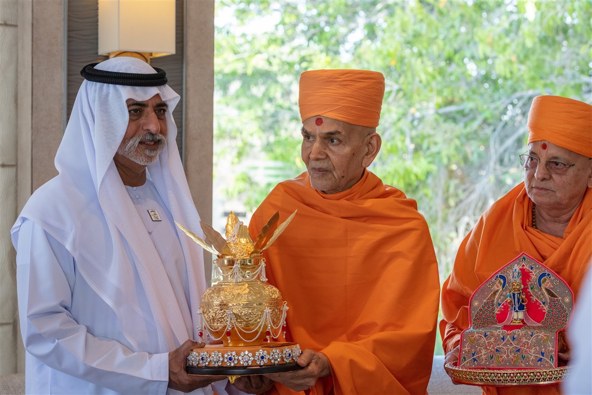 HH Mahant Swami Maharaj presents an auspicious golden Amrut Kalash (Vessel of Immortality) to HE Sheikh Nahyan bin Mubarak Al Nahyan