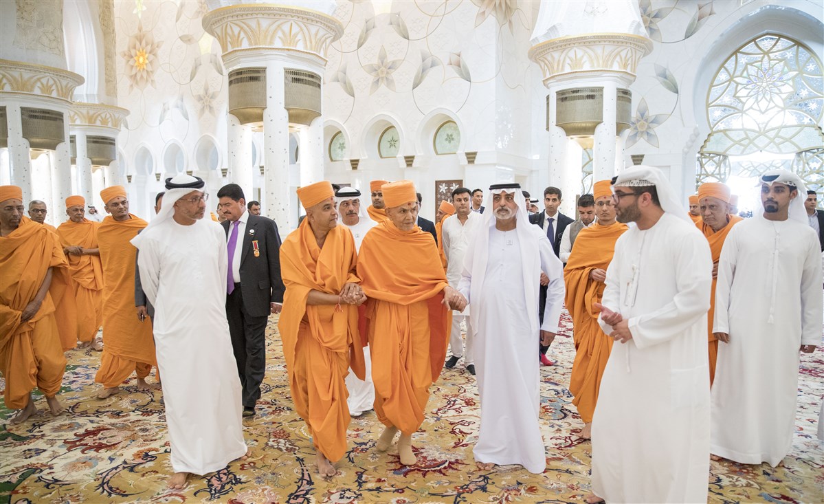 HH Mahant Swami Maharaj is guided through the prayer hall of the Grand Mosque by HE Sheikh Nahyan bin Mubarak Al Nahyan and HE Dr Yousif Alobaidli