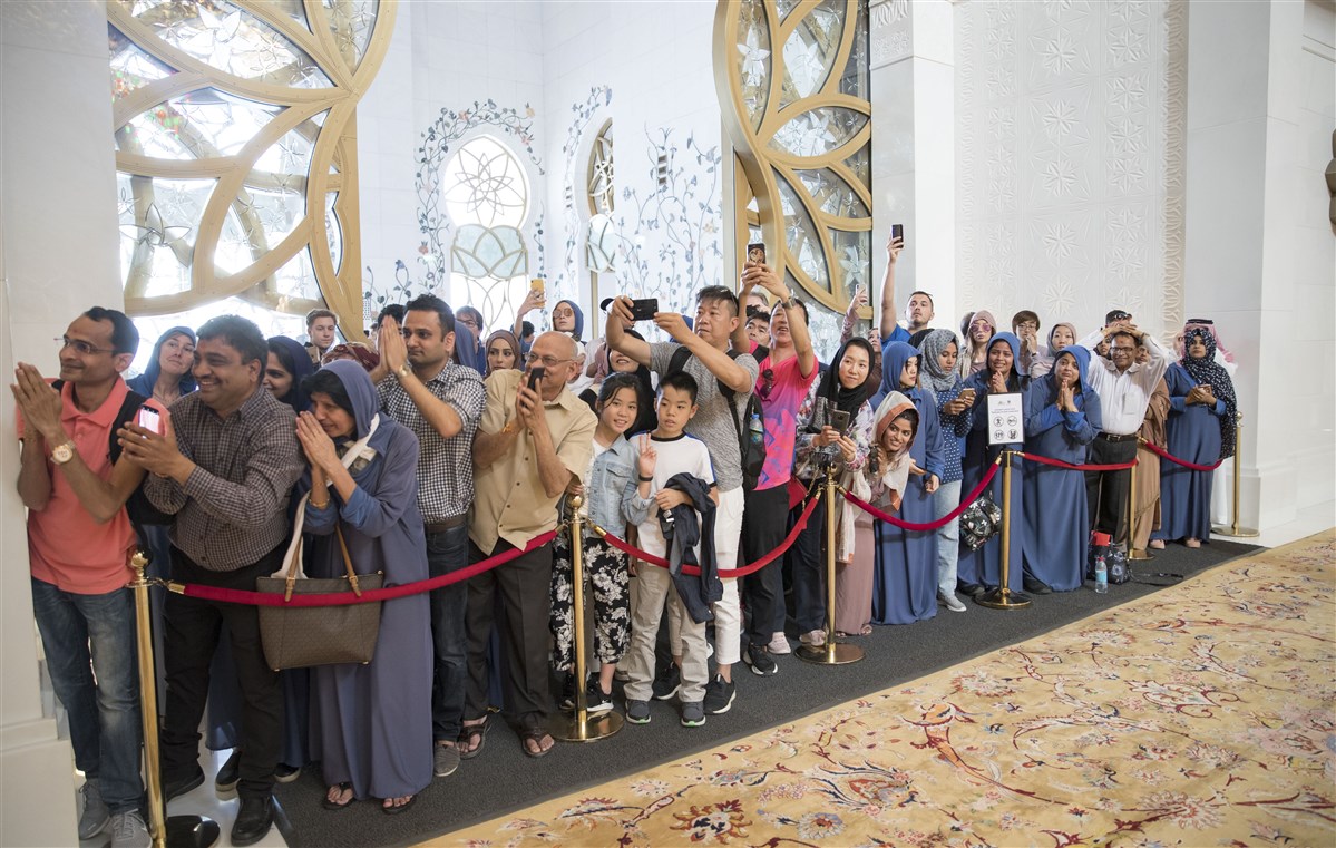 The general public and devotees from around the world eagerly anticipate HH Mahant Swami Maharaj’s gaze upon them