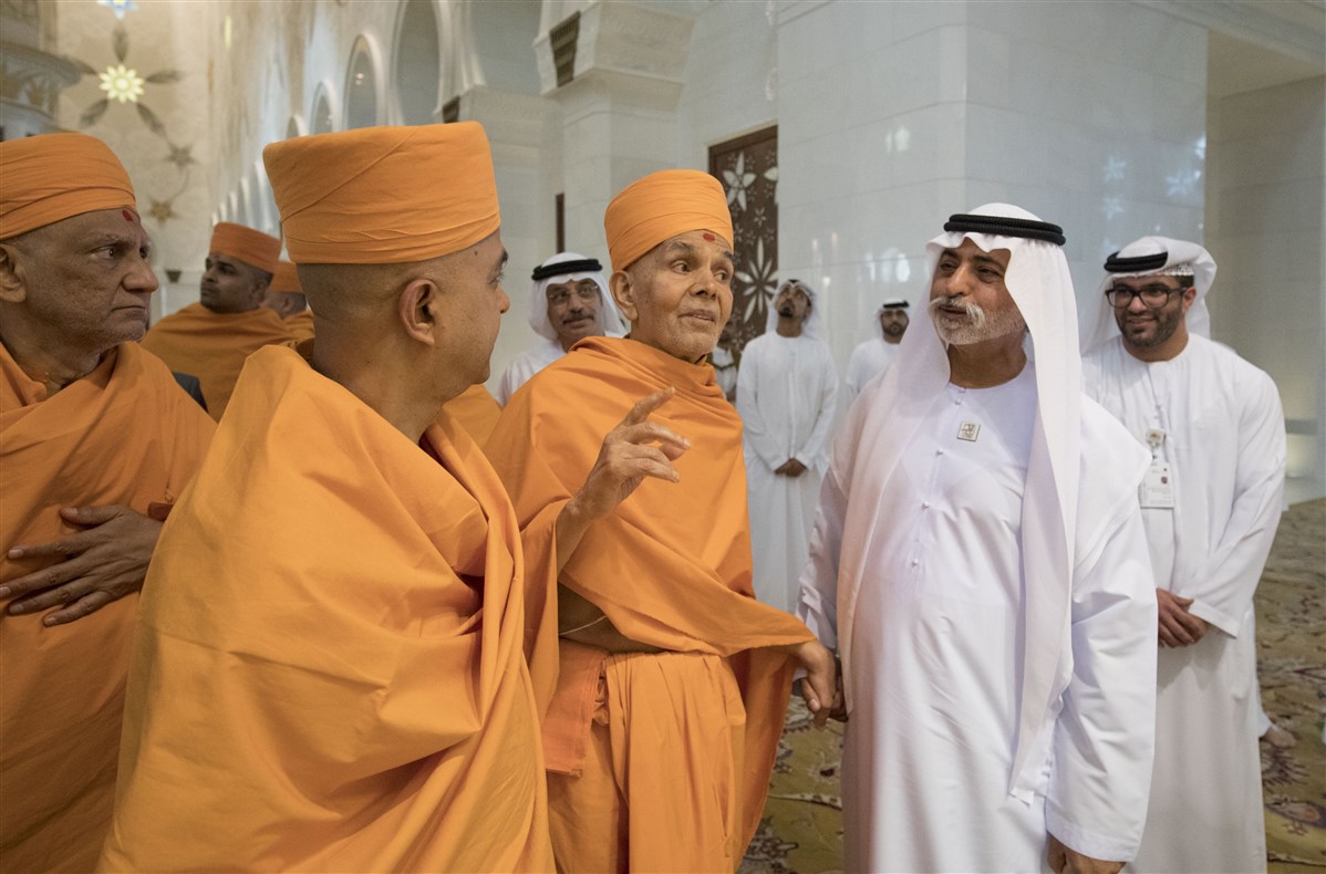 HH Mahant Swami Maharaj appreciates the interior designs of the Grand Mosque