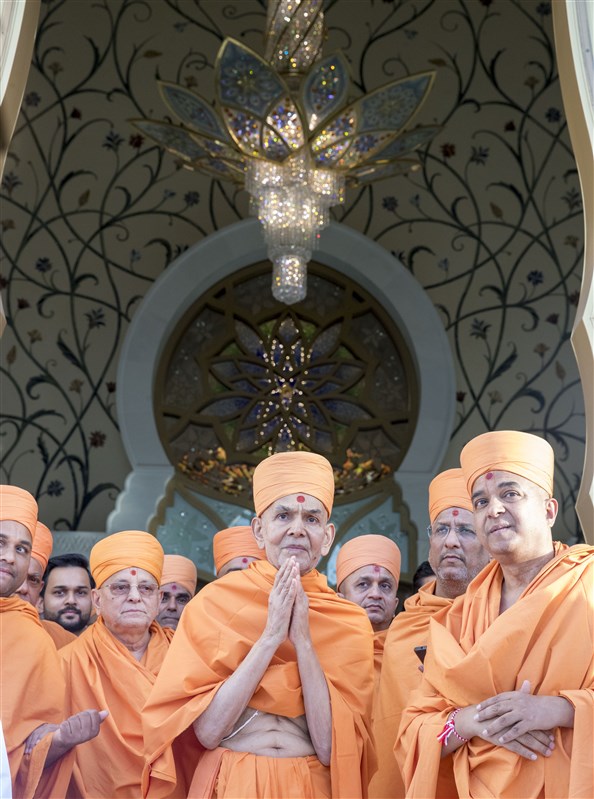 HH Mahant Swami Maharaj at the Grand Mosque