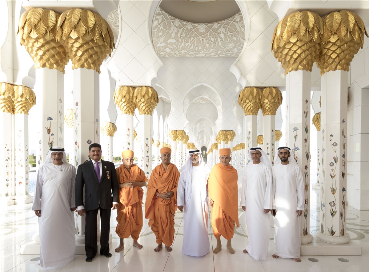HH Mahant Swami Maharaj, HE Sheikh Nahyan bin Mubarak Al Nahyan, Dr B.R. Shetty, Pujya Ishwarcharan Swami, Pujya Brahmavihari Swami, HE Dr Yousif Alobaidli  in the corridor of 1,096 pillars